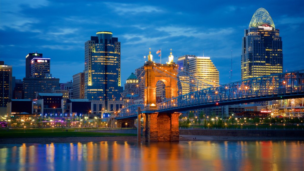 John A. Roebling Suspension Bridge mostrando um rio ou córrego, arquitetura de patrimônio e uma ponte