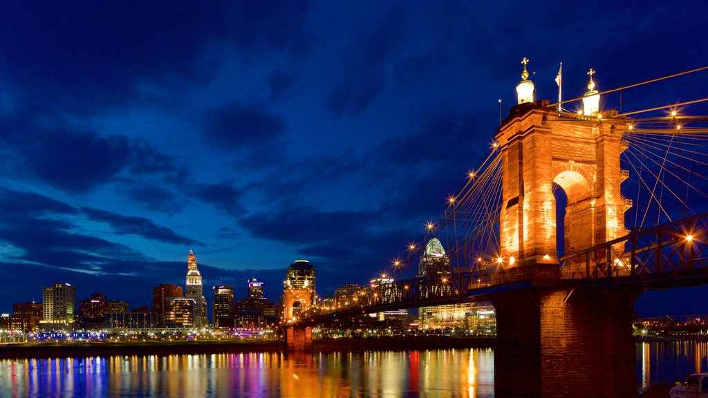 John A. Roebling Suspension Bridge ofreciendo un puente, escenas de noche y arquitectura patrimonial