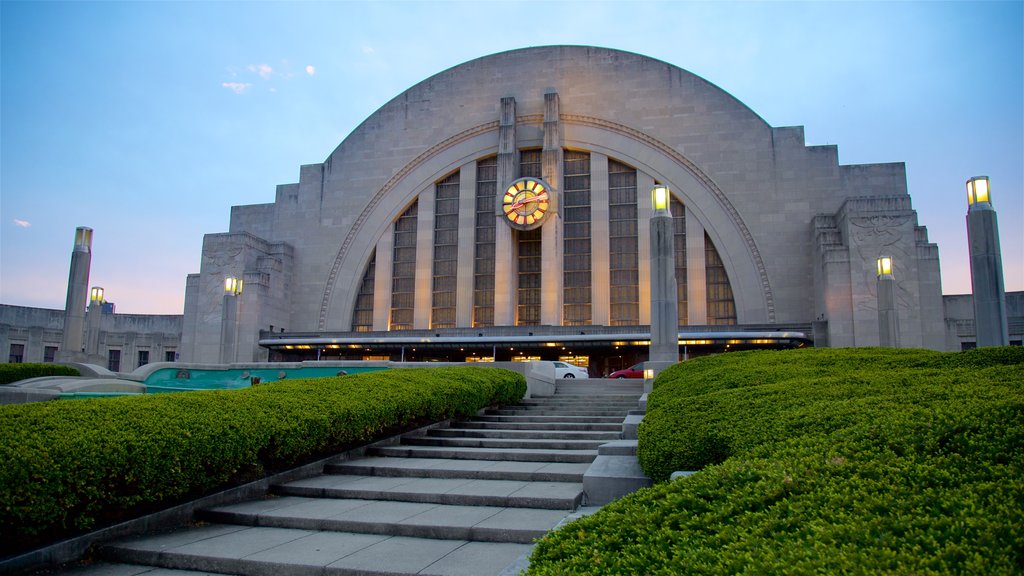 Cincinnati Museum Center at Union Terminal montrant architecture moderne et jardin