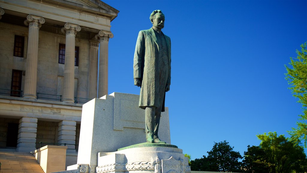 Tennessee State Capitol ofreciendo elementos patrimoniales y una estatua o escultura