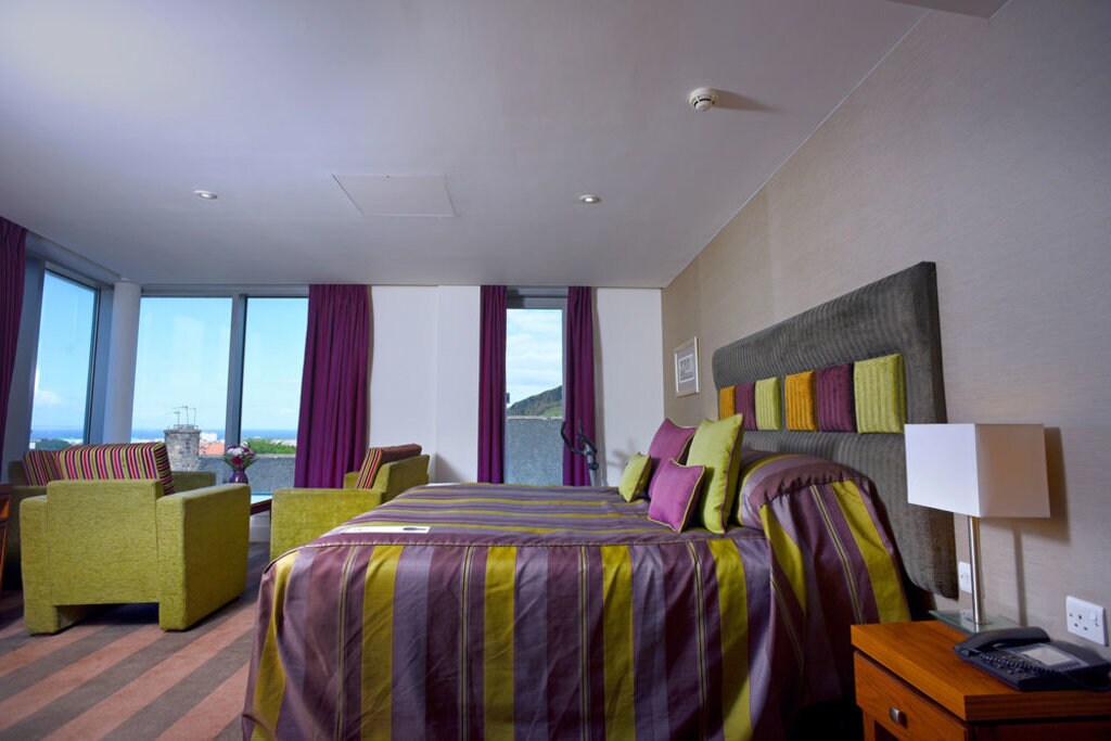 habitacion-doble-de-hotel-decorada-en-colores-purpura-y-dorados.jpg?1587625833