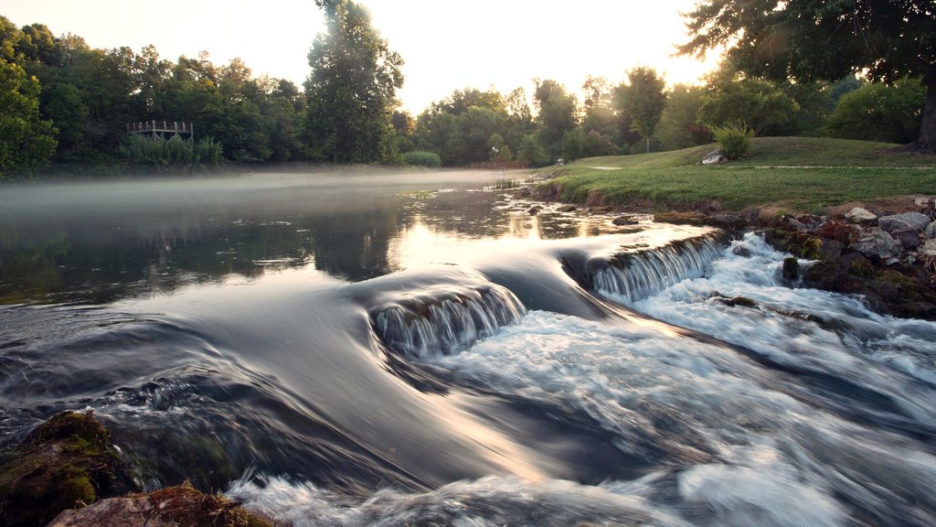 Mammoth Spring toont een rivier of beek en een zonsondergang