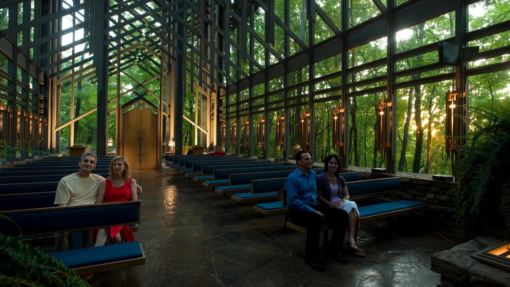 Thorncrown Chapel que inclui arquitetura moderna e vistas internas assim como um pequeno grupo de pessoas