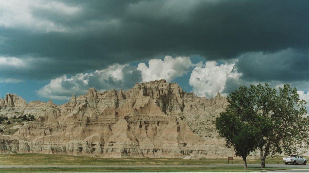 Công viên Quốc gia Badlands có tính năng phong cảnh, những ngọn núi và cảnh thanh bình