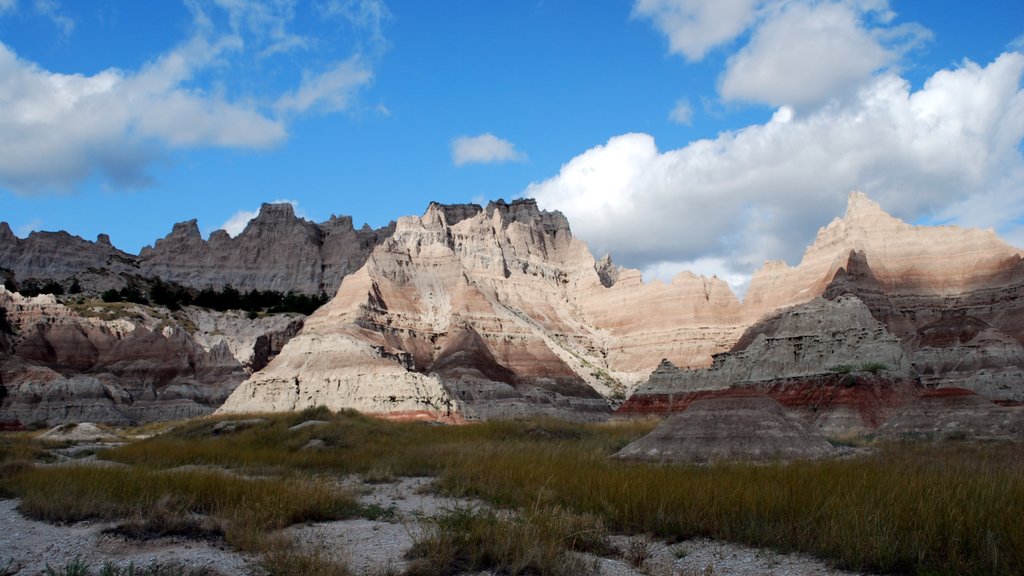 Badlandsin kansallispuisto featuring maisemat ja rauhalliset maisemat