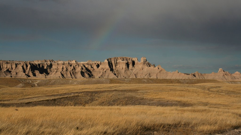 Badlandsin kansallispuisto johon kuuluu rauhalliset maisemat ja maisemat