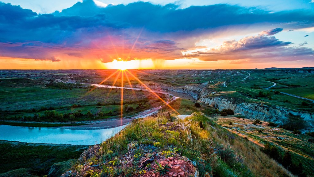 Theodore Roosevelt National Park toont vredige uitzichten, een rivier of beek en landschappen