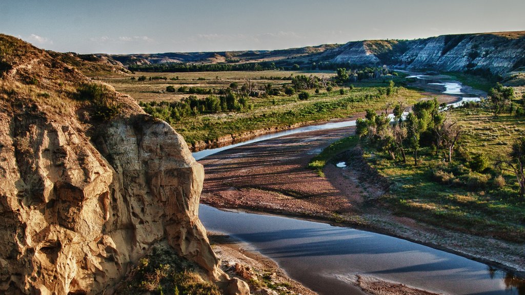 Parque Nacional Theodore Roosevelt ofreciendo un río o arroyo, un atardecer y situaciones tranquilas