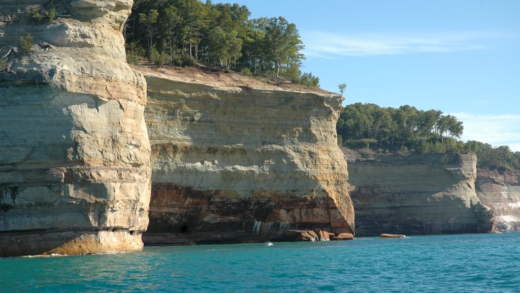 Pictured Rocks National Lakeshore que incluye vista general a la costa y costa escarpada