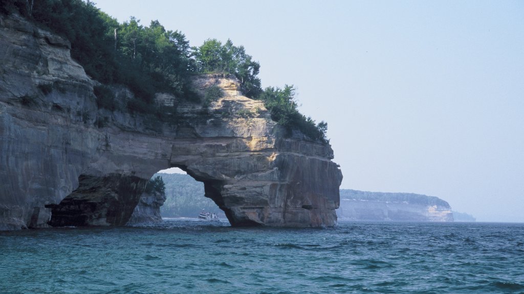 Pictured Rocks National Lakeshore que incluye vista general a la costa y costa rocosa