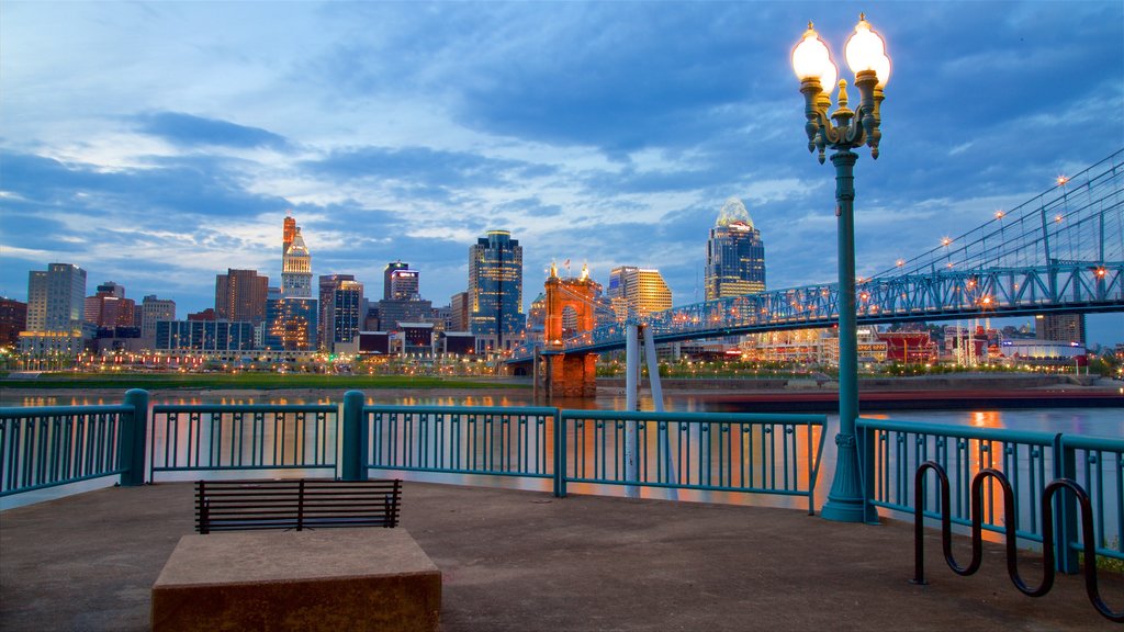 John A. Roebling Suspension Bridge qui includes vues, rivière ou ruisseau et pont