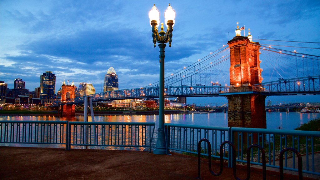 John A. Roebling Suspension Bridge mostrando cenas noturnas, uma ponte e um rio ou córrego