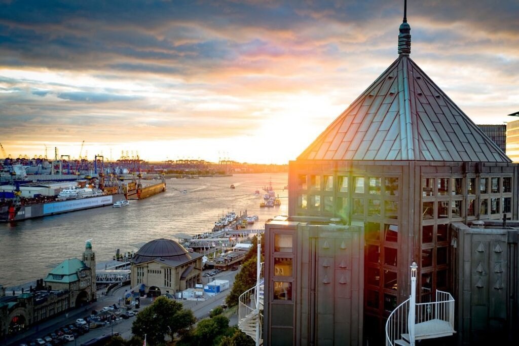 silueta-hotel-hafen-hamburg-al-atardecer.jpg?1587630416