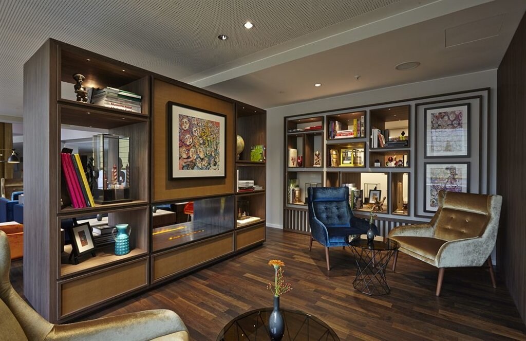 elegante-habitacion-hotel-butacas-estante.jpg?1587634734