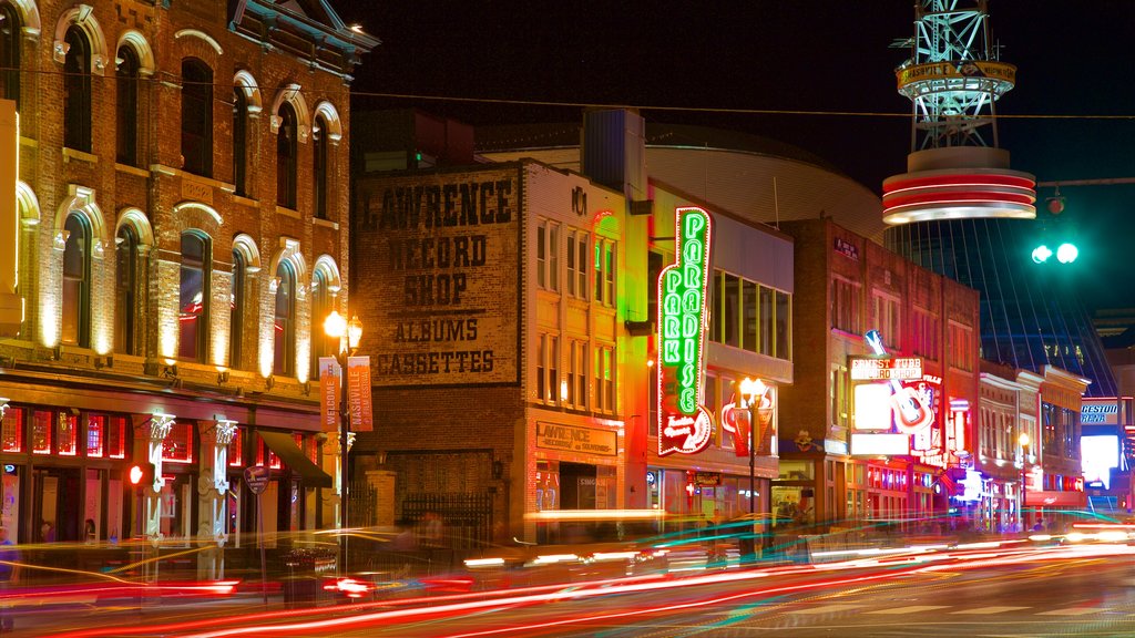 Music Row mettant en vedette vie nocturne, une ville et signalisation