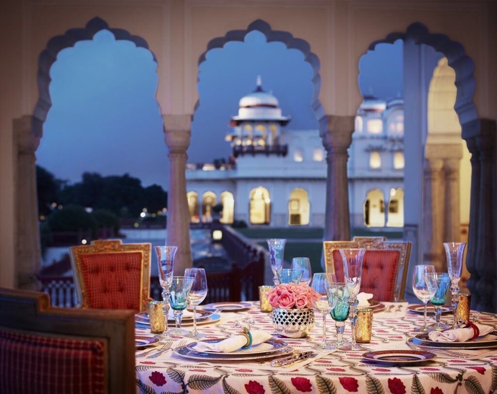 mesa-preparada-para-cenar-ventanales-de-noche-india.jpg?1587637093