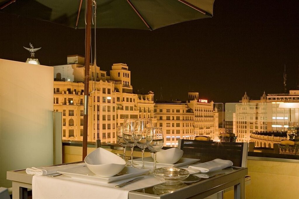mesa-preparada-para-dos-en-una-terraza-con-vistas-a-valencia-de-noche.jpg?1587640051