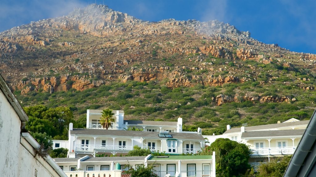 Simon\'s Town which includes mountains