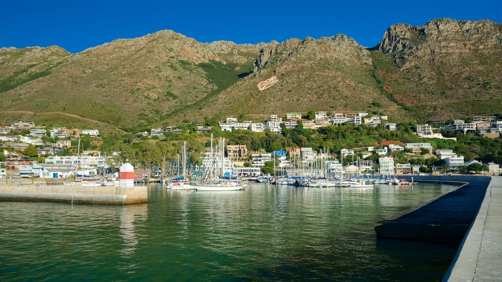 Gordon\'s Bay ofreciendo una bahía o un puerto y escenas tranquilas