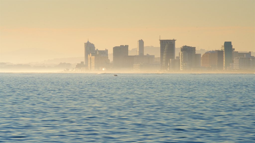 Gordon\'s Bay presenterar en stad, skyline och kustutsikter