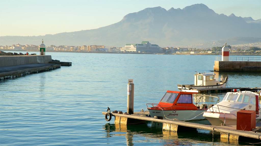 Gordon\'s Bay mostrando una bahía o un puerto y un atardecer