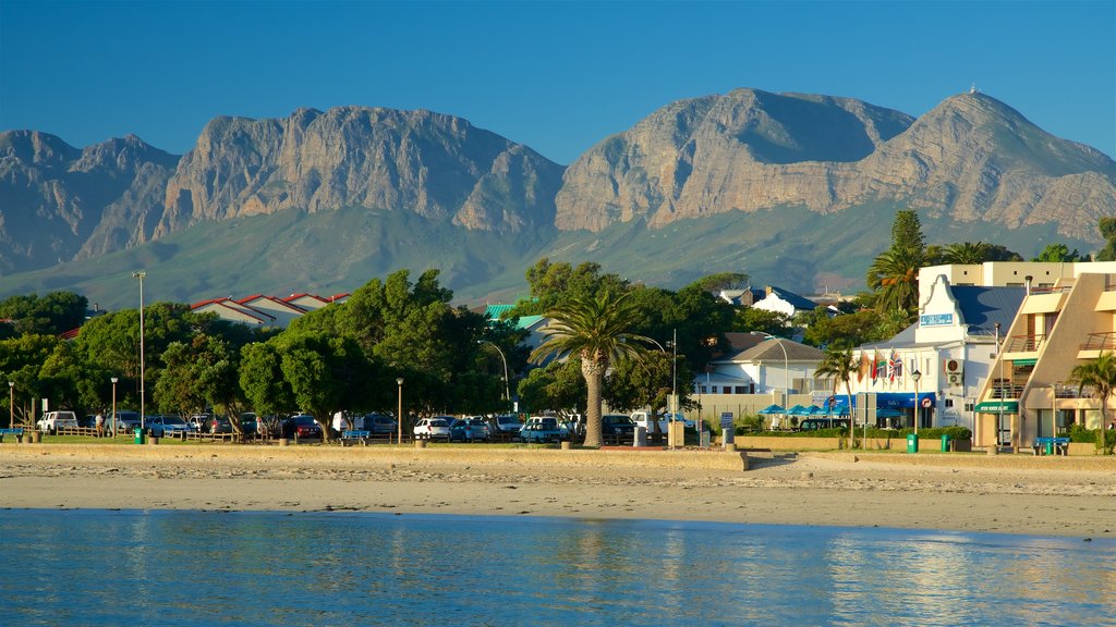 Gordon\'s Bay som inkluderar berg, en kuststad och landskap