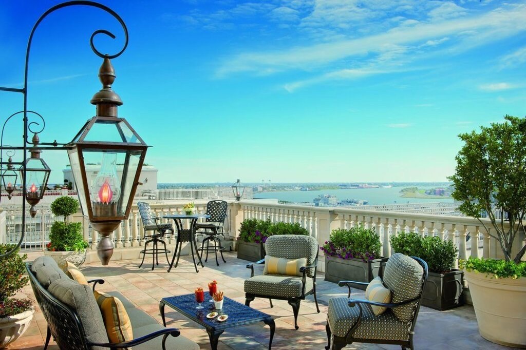 terraza-butacas-mesas-vistas-al-agua.jpg?1587647349
