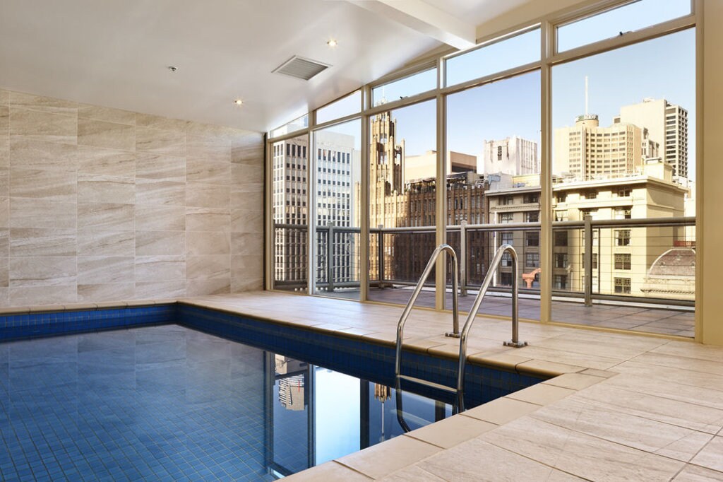 piscina-cubierta-cristalera-con-vistas-a-melbourne.jpg?1587653143