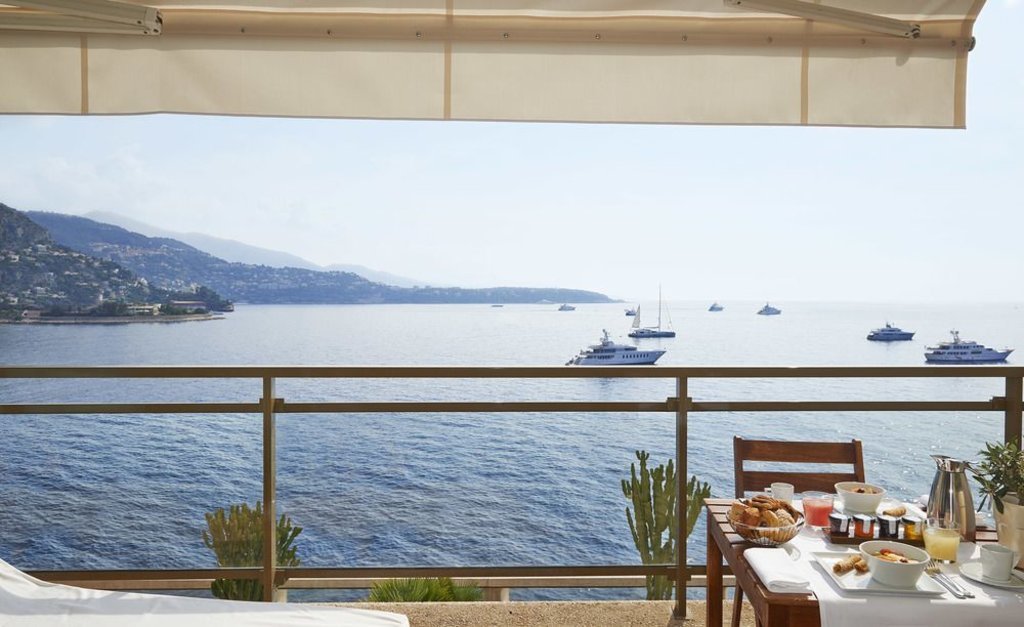 desayuno-en-una-terraza-con-vistas-al-mar-monaco.jpg?1587654290