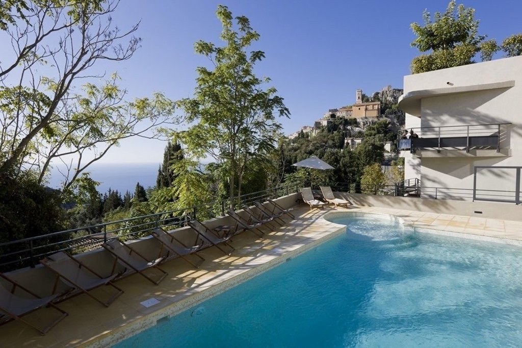piscina-con-tumbonas-alrededor-el-mar-al-fondo.jpg?1587654367