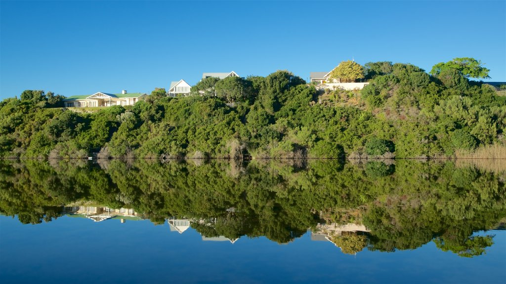 Parque Nacional Wilderness que incluye un lago o abrevadero y escenas tranquilas