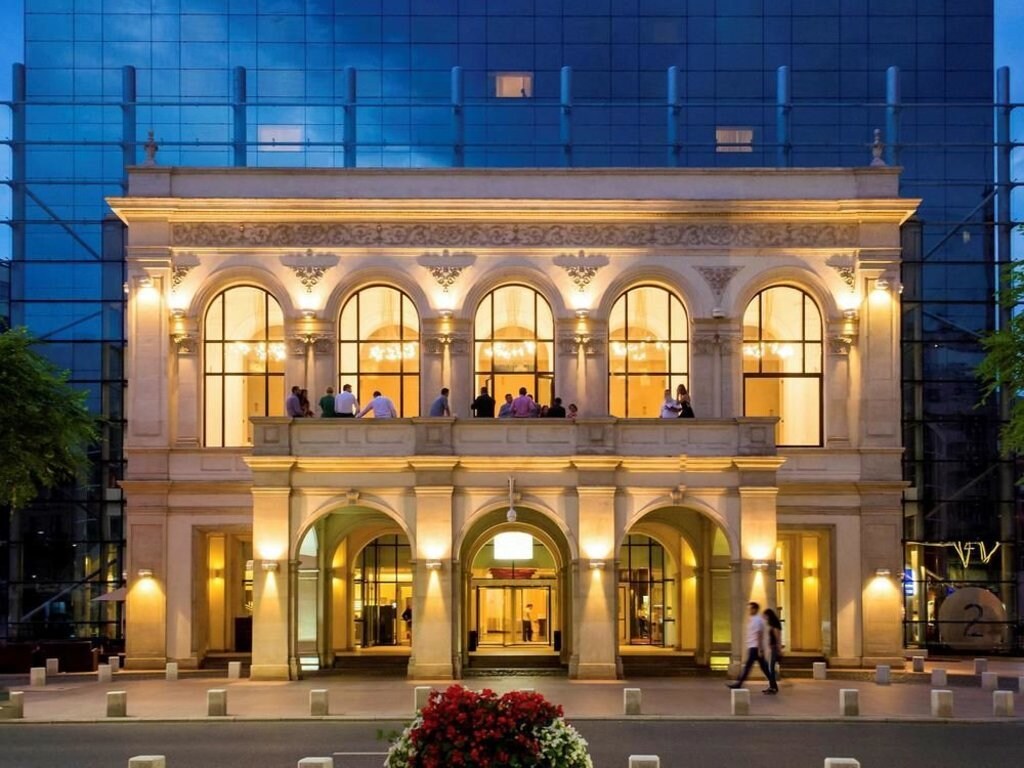 fachada-edificio-blanco-con-arcos-iluminado-de-noche.jpg?1587714504