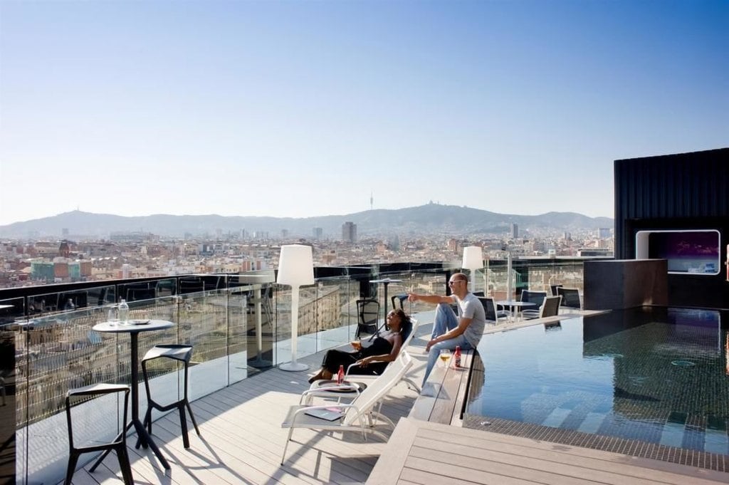 dos-personas-observan-barcelona-desde-una-azotea-con-piscina.jpg?1587715293