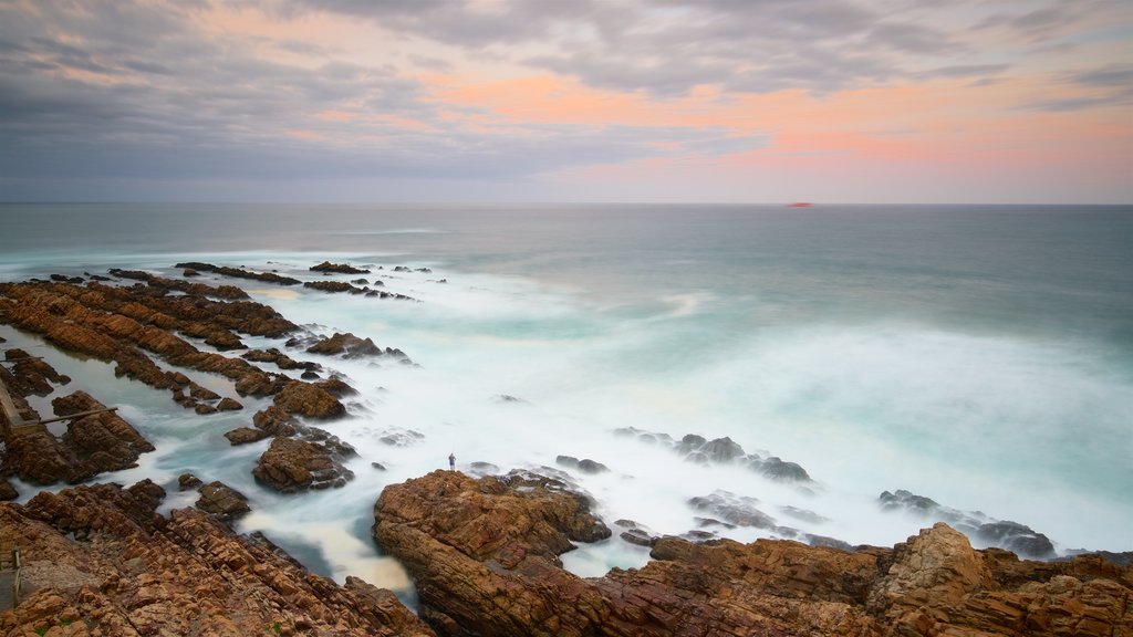 Caverna do Cabo St Blaize mostrando litoral acidentado, paisagens litorâneas e um pôr do sol