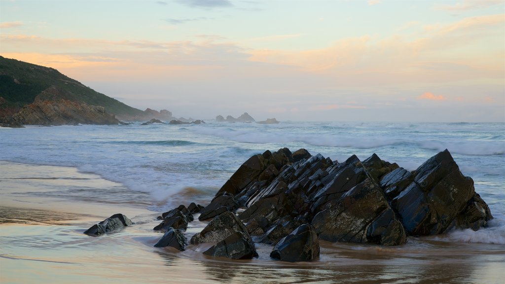 Keurboomstrand caracterizando paisagens litorâneas, um pôr do sol e litoral rochoso