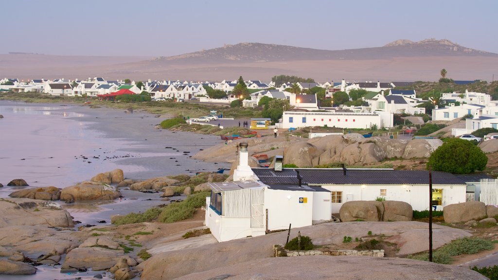 Strand von Paternoster das einen Küstenort, Felsküste und Sonnenuntergang