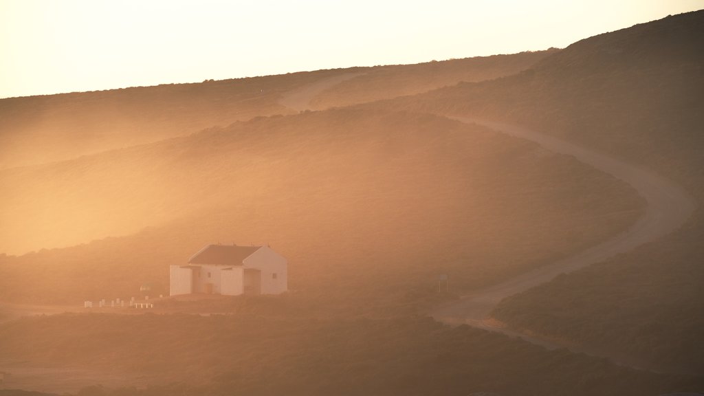 Phare de Cape Columbine qui includes scènes tranquilles, brume ou brouillard et maison