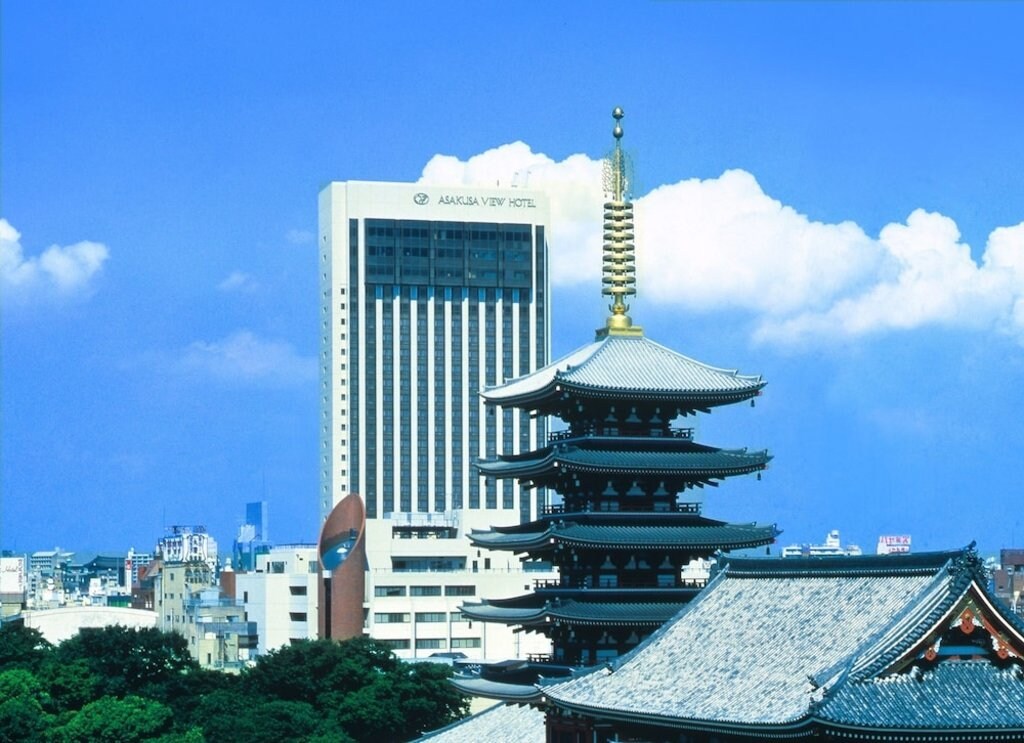 rascacielos-asakusa-view-hotel-con-edificio-tipico-japones-al-frente.jpg?1587726783