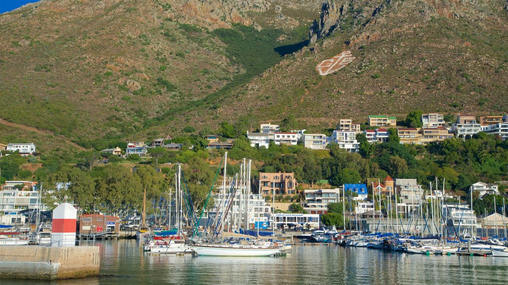 Gordon\'s Bay mostrando uma cidade litorânea, uma baía ou porto e montanhas