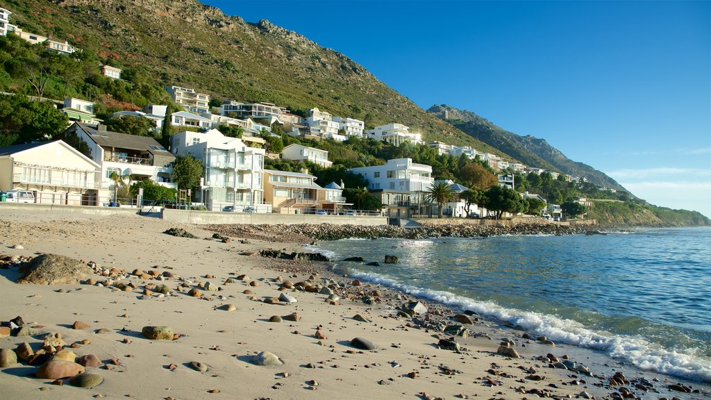 Gordon\'s Bay caracterizando litoral rochoso, paisagens litorâneas e uma cidade litorânea