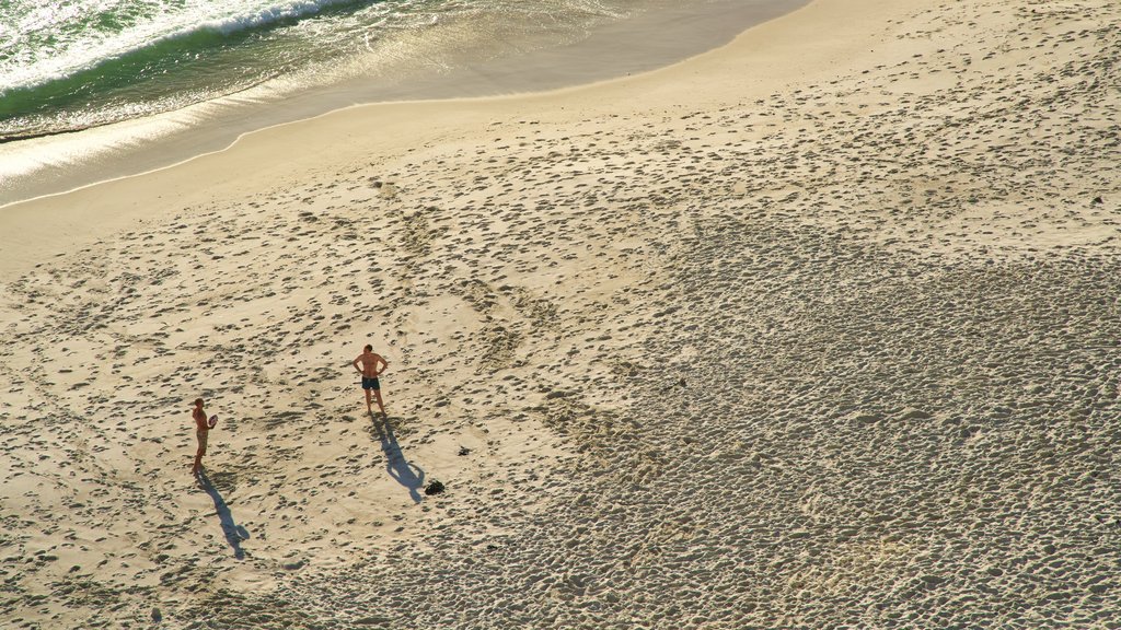 Playa Clifton Bay mostrando una playa de piedras y también una pareja