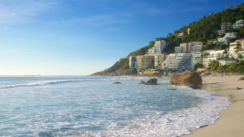 Playa Clifton Bay ofreciendo una ciudad costera y una playa