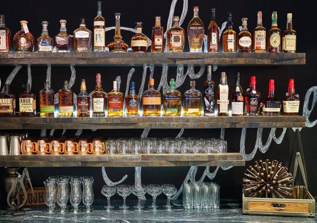 estantes-llenos-de-botellas-de-whisky.jpg?1587740226