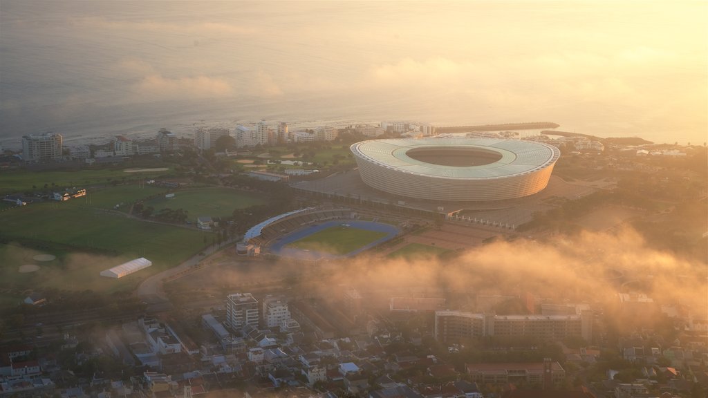 Cape Town Stadium montrant un coucher de soleil et une ville