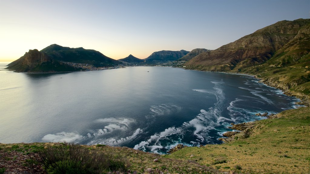 Chapmans Peak que incluye costa rocosa y una puesta de sol