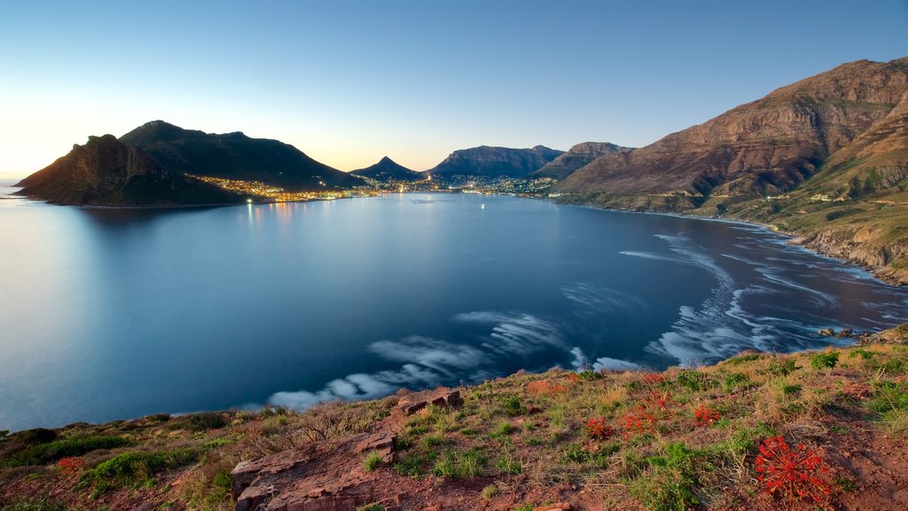 Chapmans Peak mostrando um pôr do sol e litoral acidentado