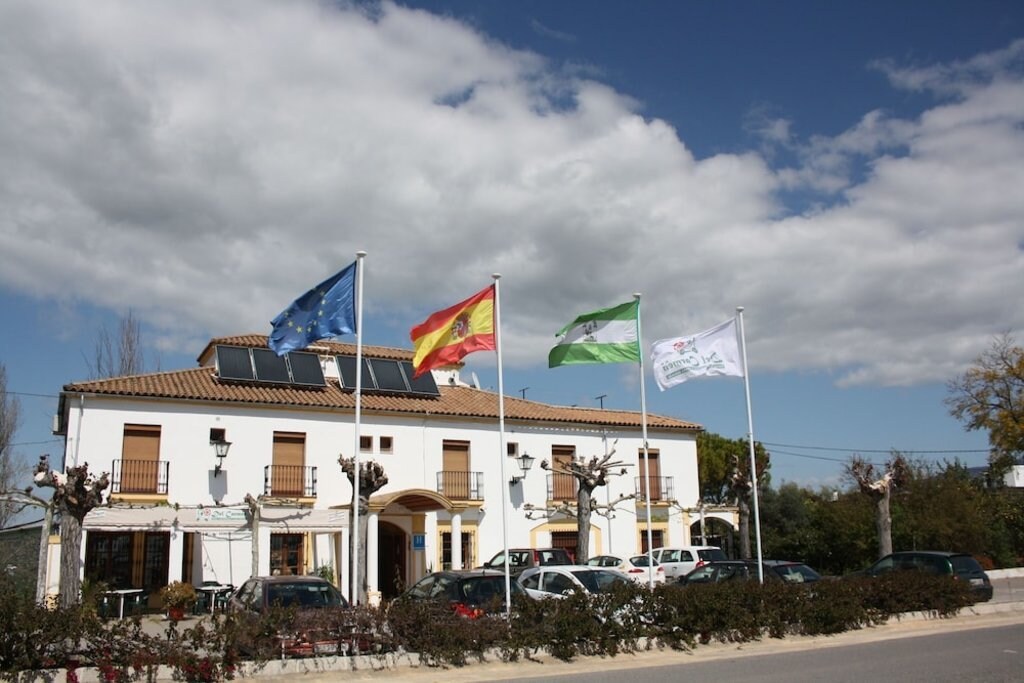 edificio-blanco-con-banderas-al-frente.jpg?1587971334