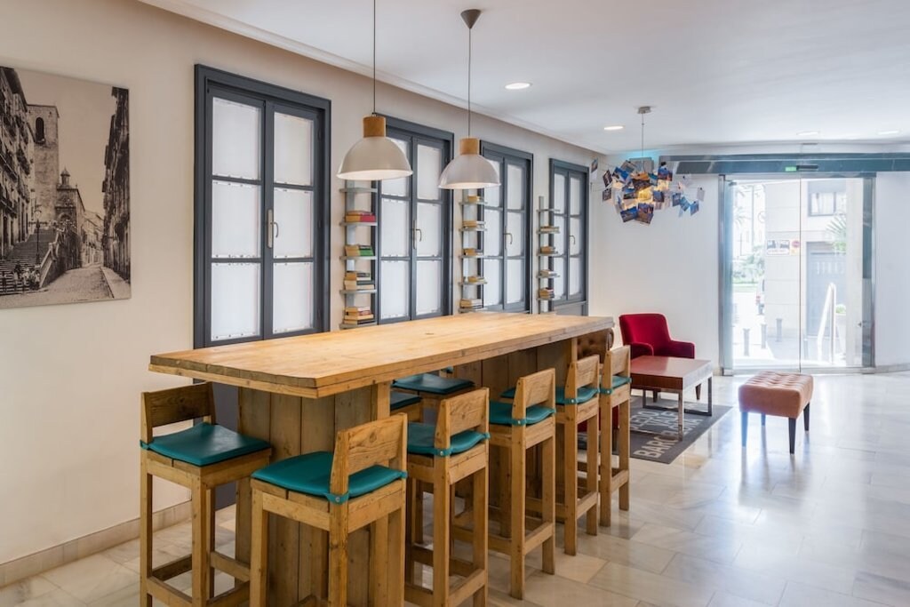 mesa-alargada-de-madera-con-banquetas-habitacion-decorada-en-blancos.jpg?1587971408