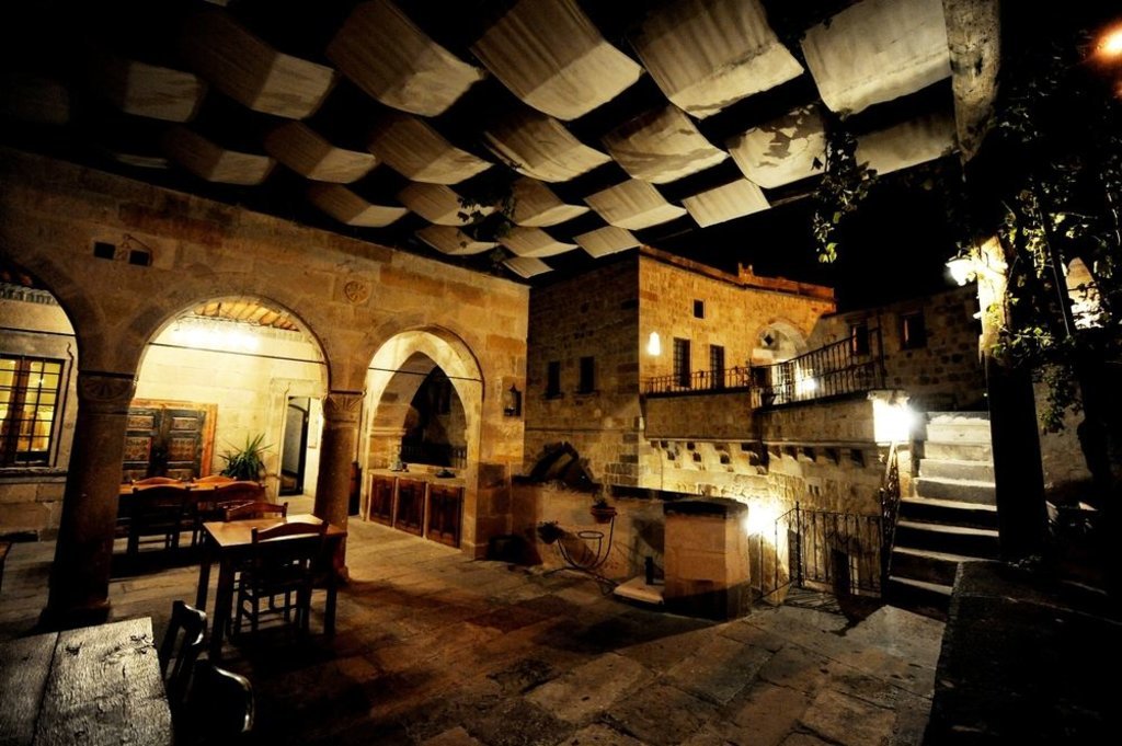 patio-interior-edificio-de-piedra-iluminado-de-noche.jpg?1587982021