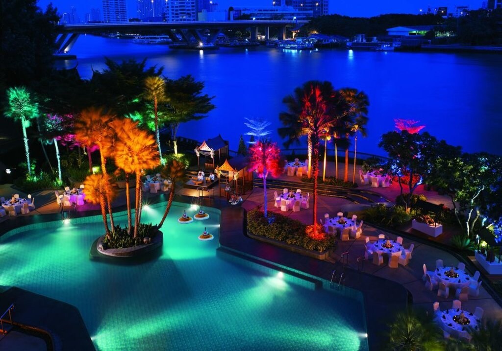 piscina-iluminada-de-noche-rodeada-de-palmeras.jpg?1587991357